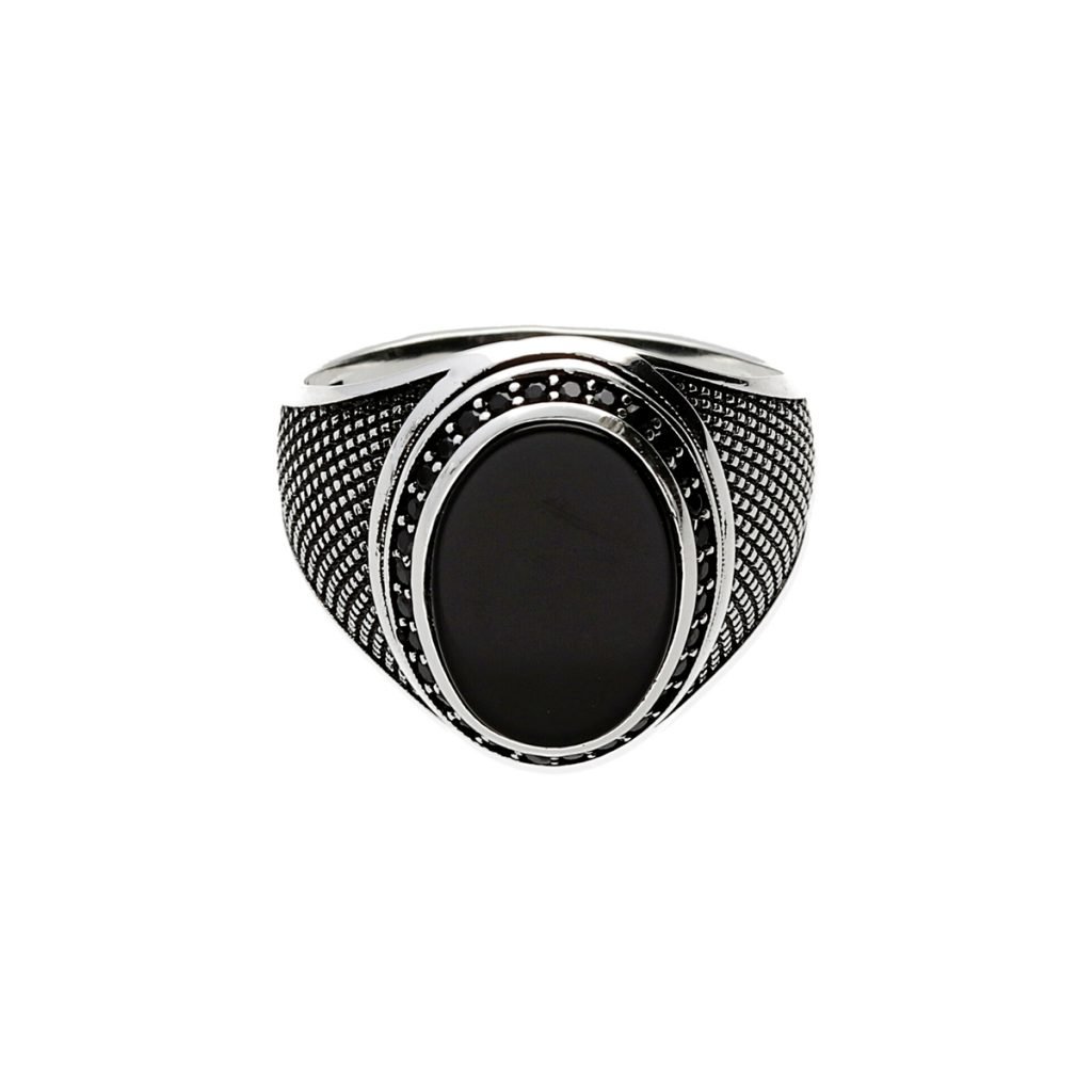 Anillo de plata de ley 925 para hombre tipo sello ovalado onix 10x14mm con circonitas negras.