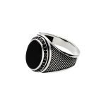 Anillo de plata de ley 925 para hombre tipo sello ovalado onix 10x14mm con circonitas negras.