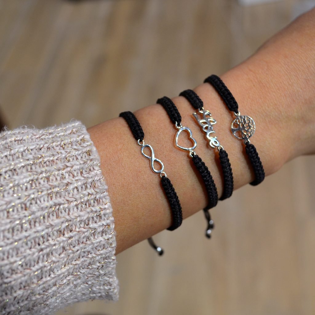 Pulsera de macramé con corazón