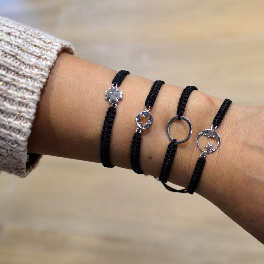 Pulsera de macramé con círculo