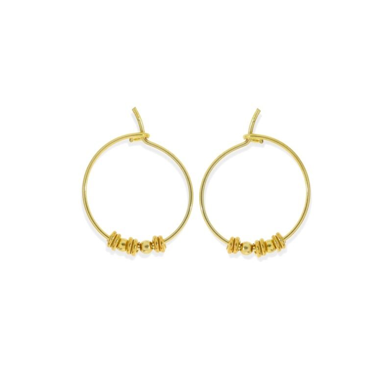 Pendientes de plata de ley 925 con baño de oro de 18 quilates con aro de 0,6x16mm y tres espirales y dos bolitas.