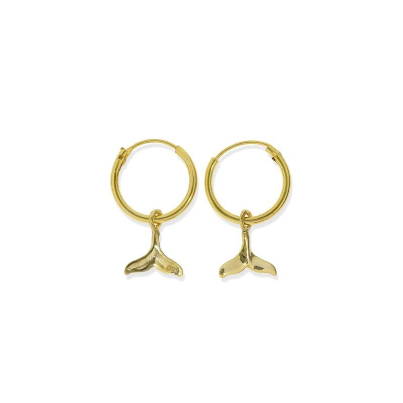 Pendientes de plata de ley 925 con baño de oro de 18 quilates con aro de 1,2x12mm y colgante de cola de ballena de 9mm.