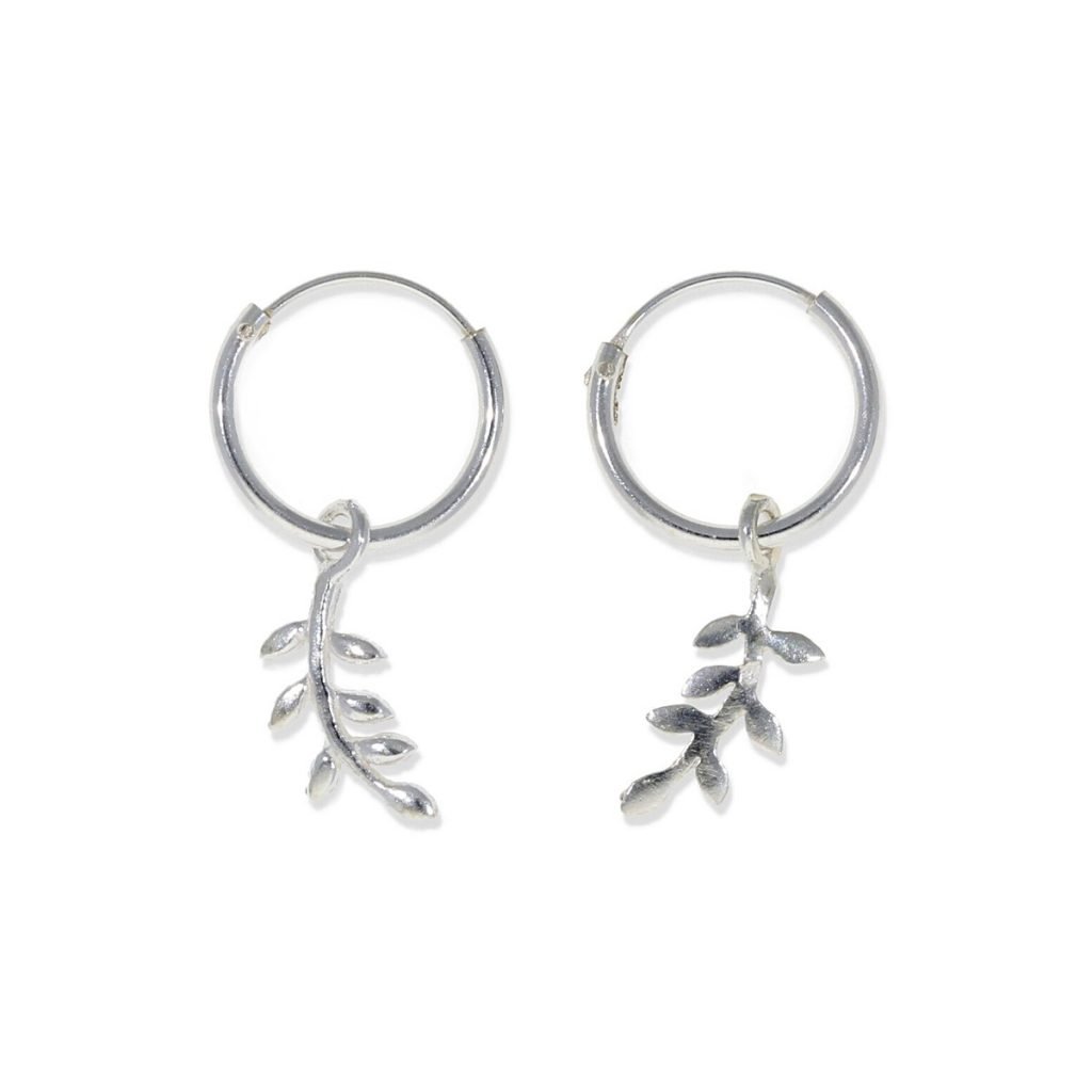 Pendientes de plata de ley 925 con aro de 1,2x12mm y colgante de ramita de 13mm.