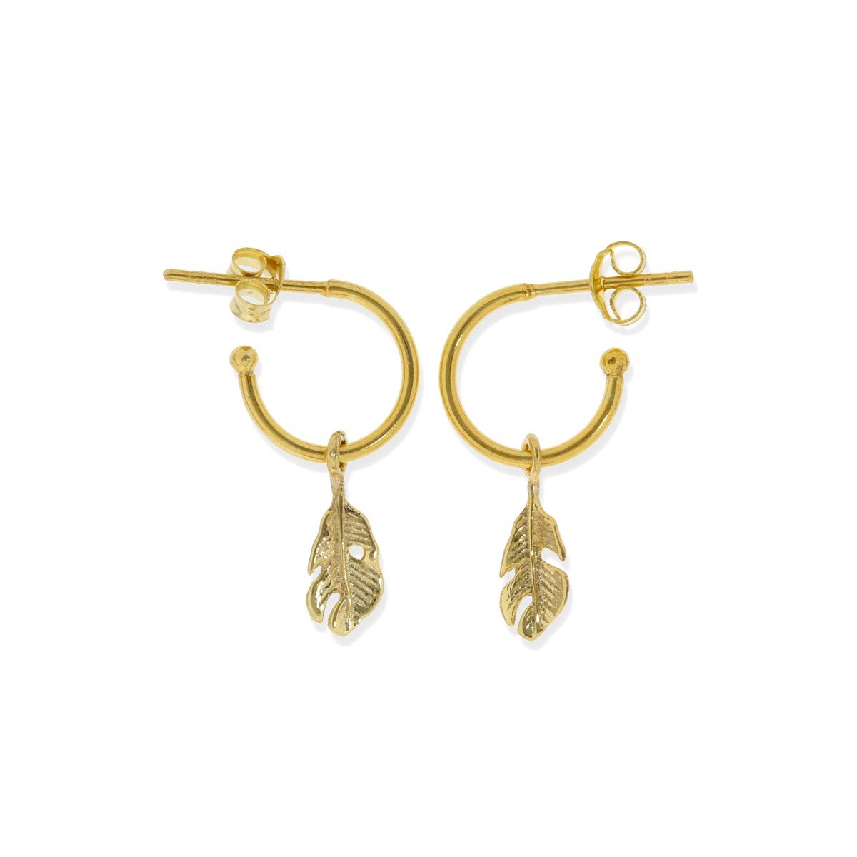 Pendientes semiaro con pluma dorados Pendientes de plata de ley 925 con baño de oro de 18 quilates con aro de 1,2x12,2mm y colgante de pluma de 13mm.