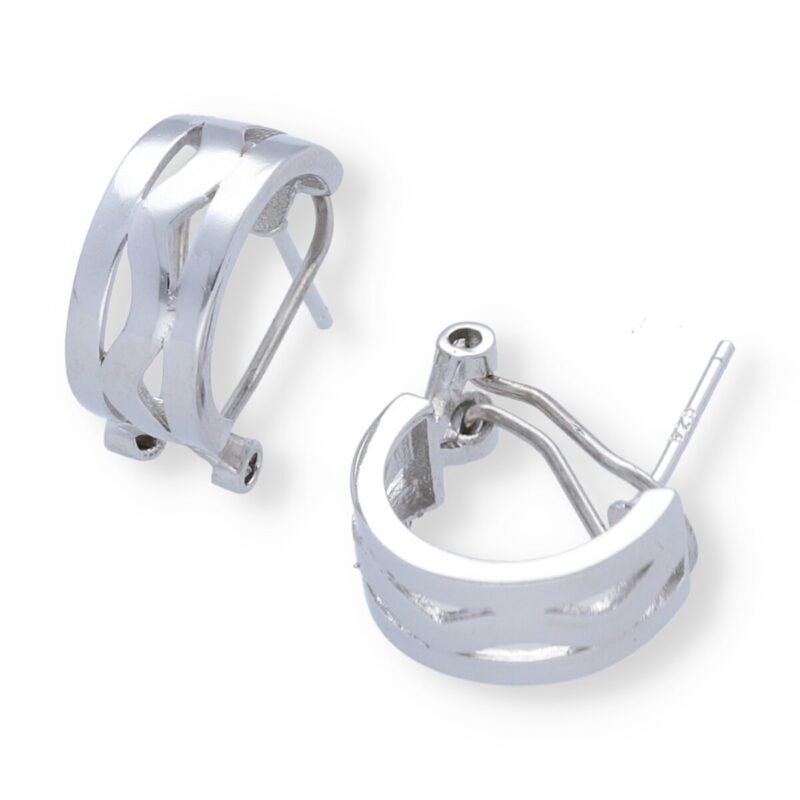 Pendientes plata de ley 925 lisa con troquelado de ondas de 8x16mm y cierre omega.